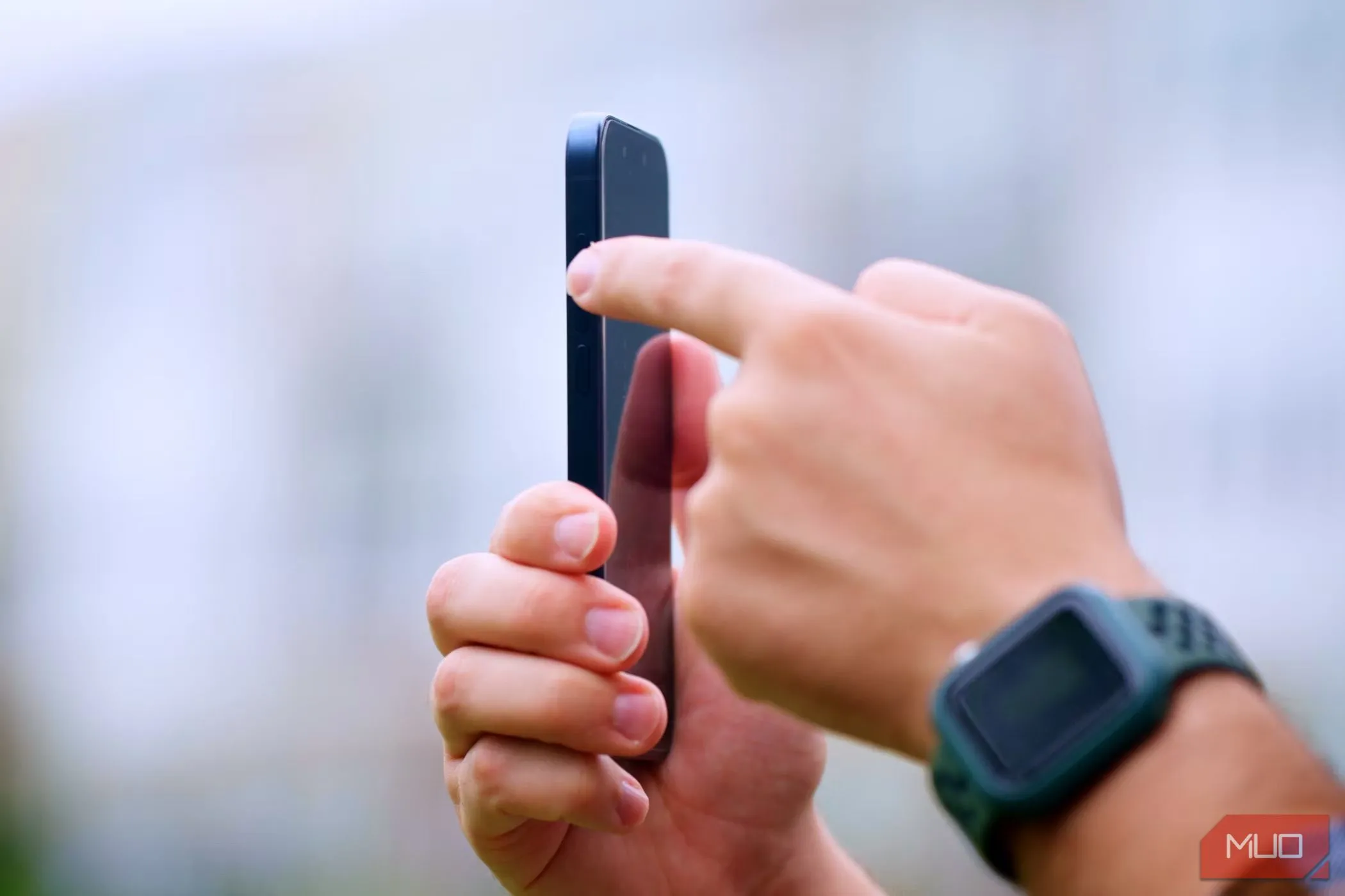 Người dùng tương tác với nút Action trên iPhone 15 Pro