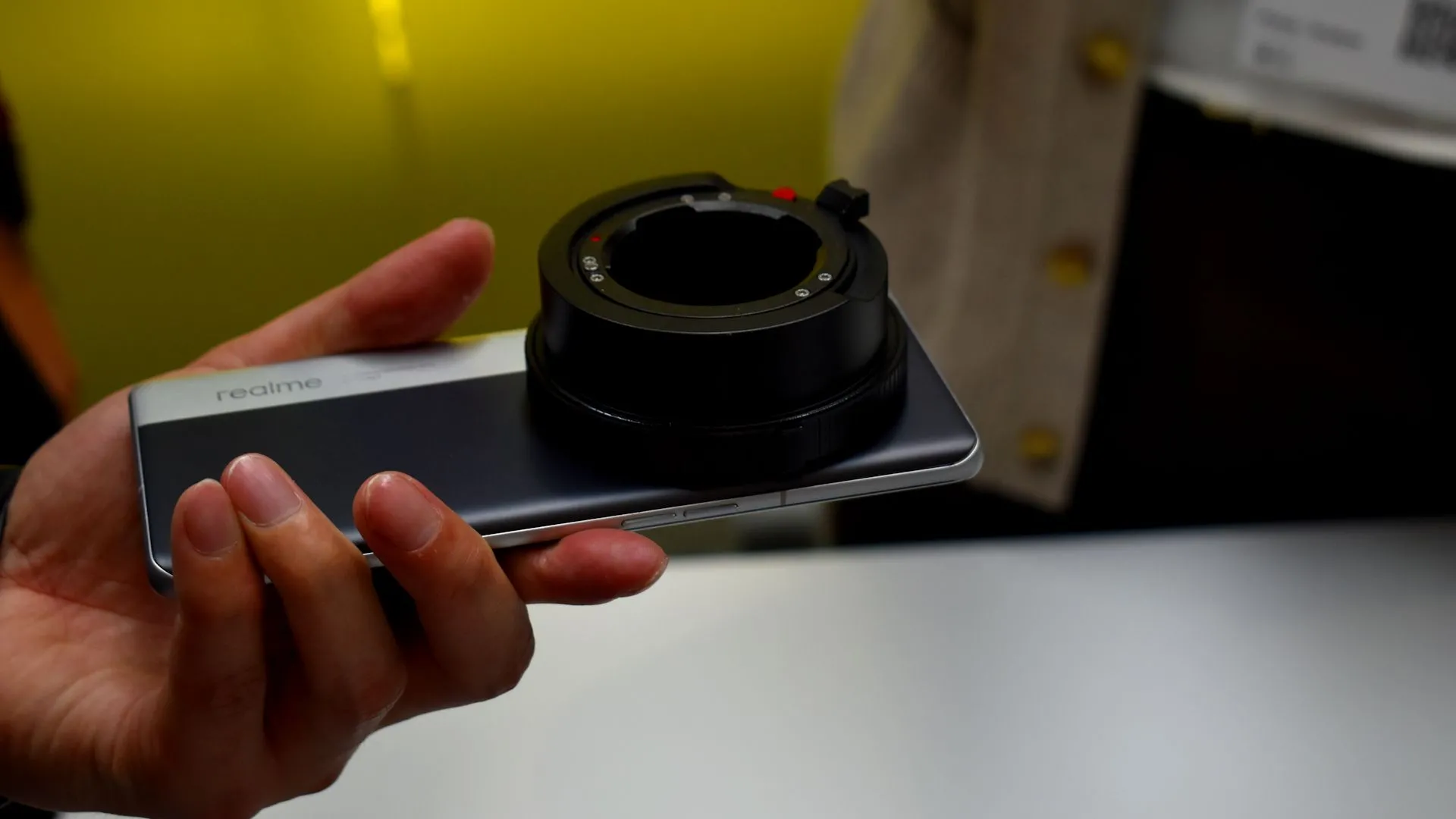 Ống kính rời Leica M-Mount dành cho Realme Ultra Concept, minh họa khả năng biến smartphone thành máy ảnh chuyên nghiệp tại MWC.