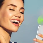 Quạt mini nhỏ gọn cắm trực tiếp vào cổng sạc iPhone màu hồng đang hoạt động.
