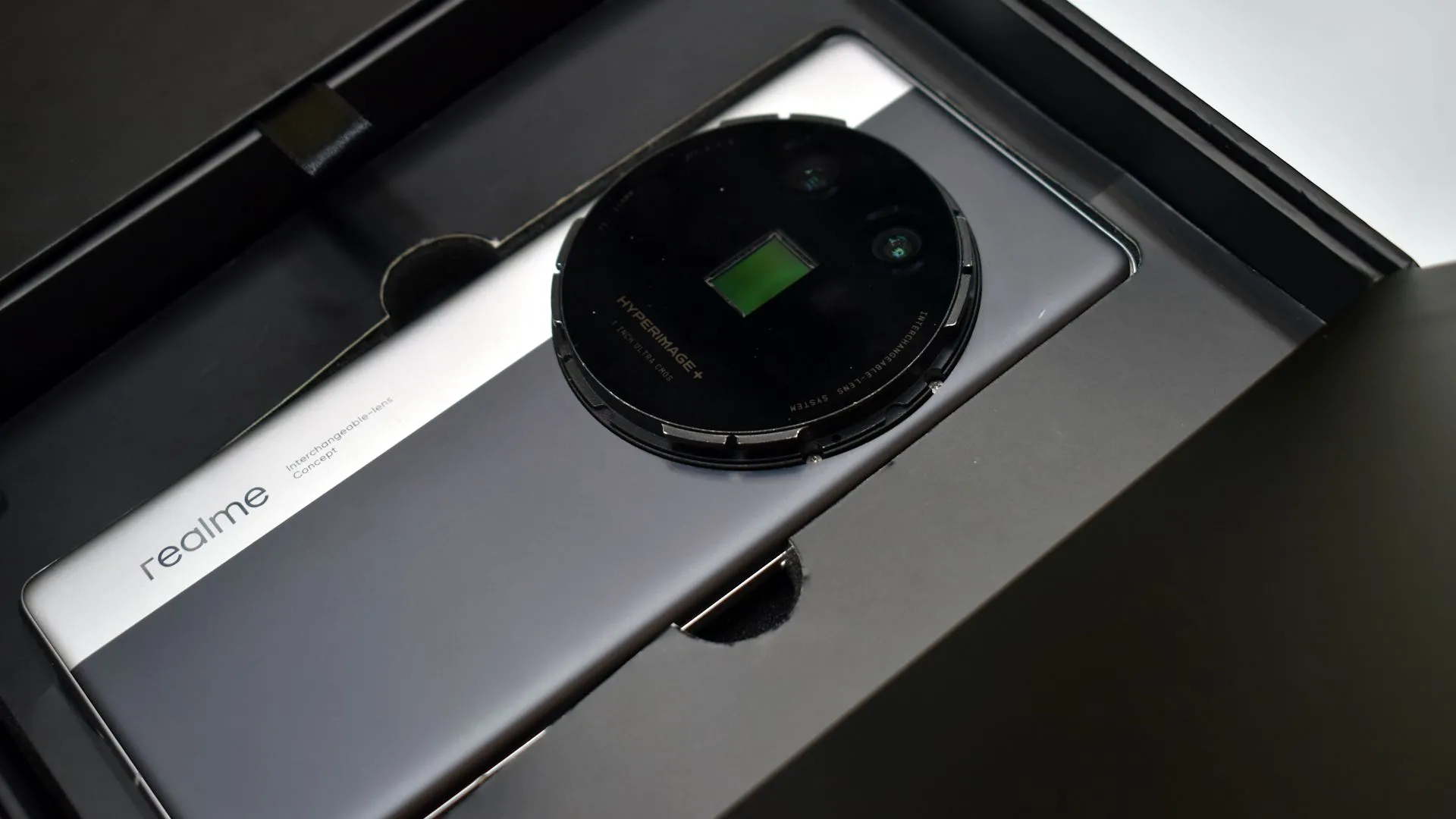 Realme Ultra Concept được trưng bày trong hộp tại MWC 2025, giới thiệu ý tưởng smartphone tích hợp hệ thống camera chuyên nghiệp.