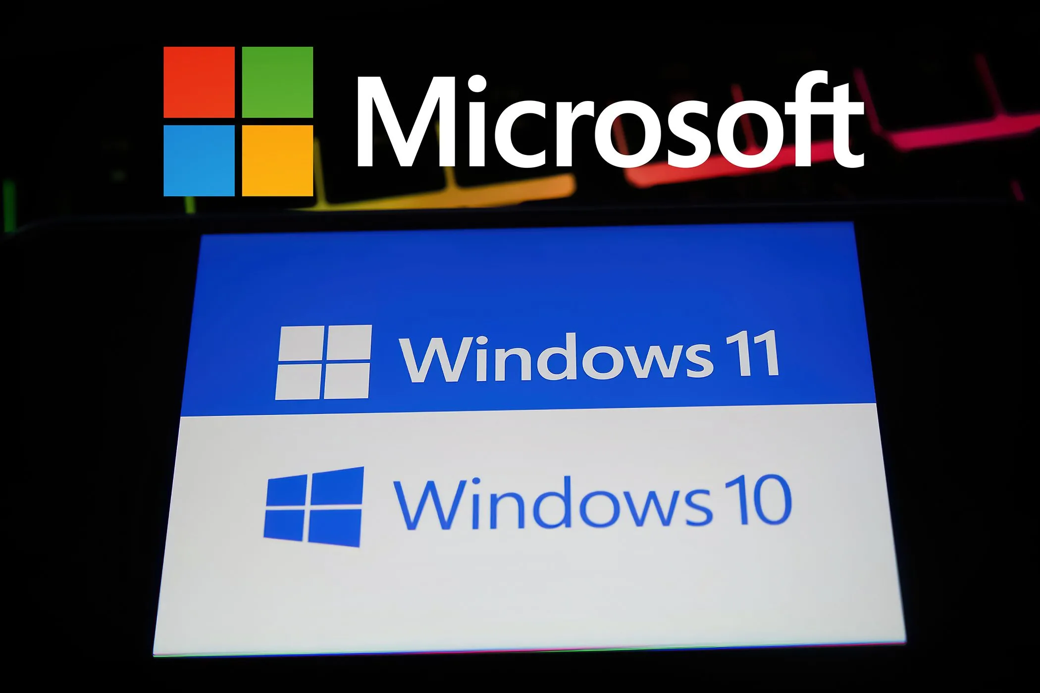 So sánh giao diện Windows 11 và Windows 10 với logo Microsoft