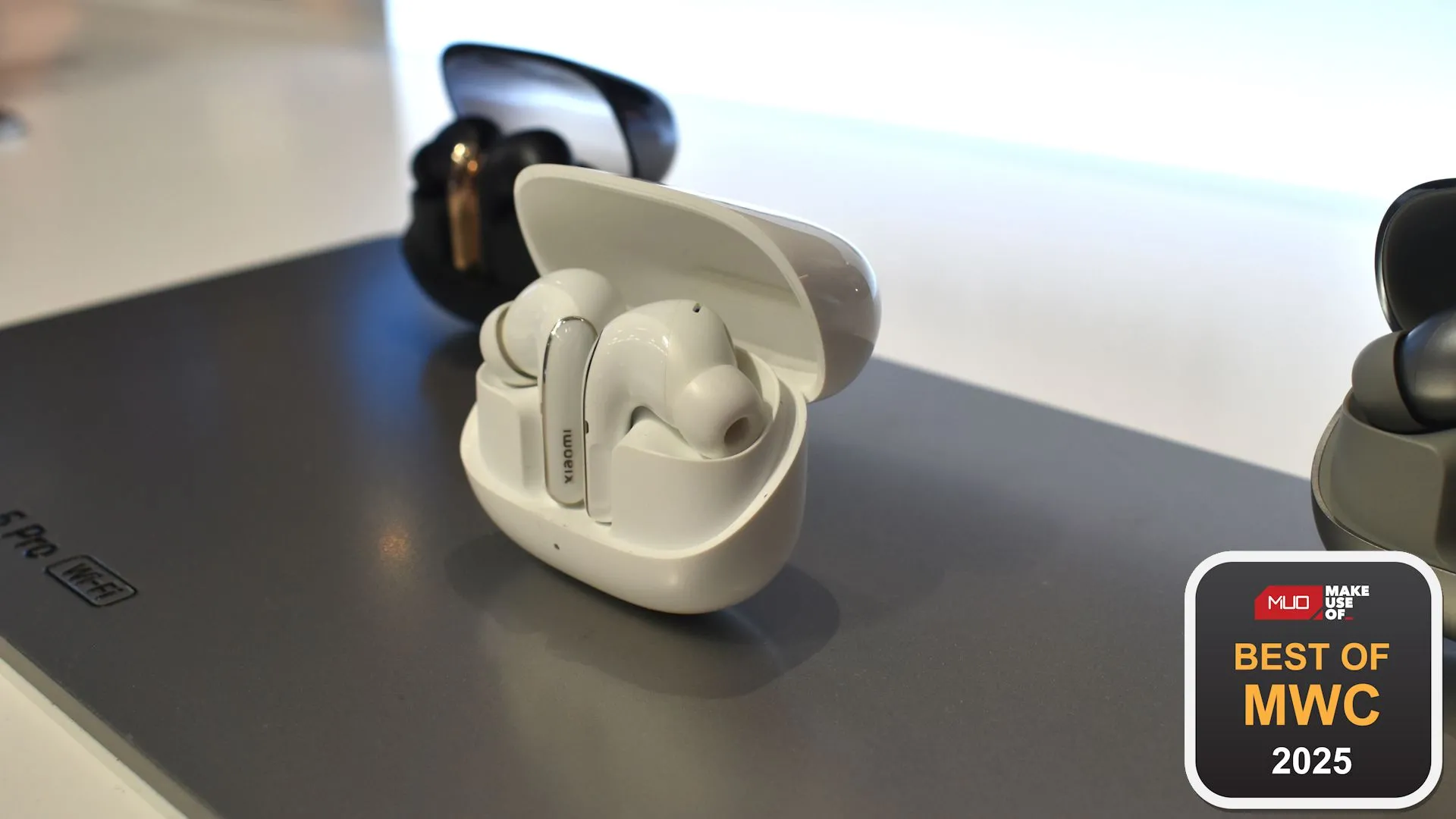 Tai nghe Xiaomi Buds 5 Pro Wi-Fi trên tay người dùng tại MWC 2025, nổi bật với thiết kế hiện đại và công nghệ âm thanh không dây đỉnh cao.