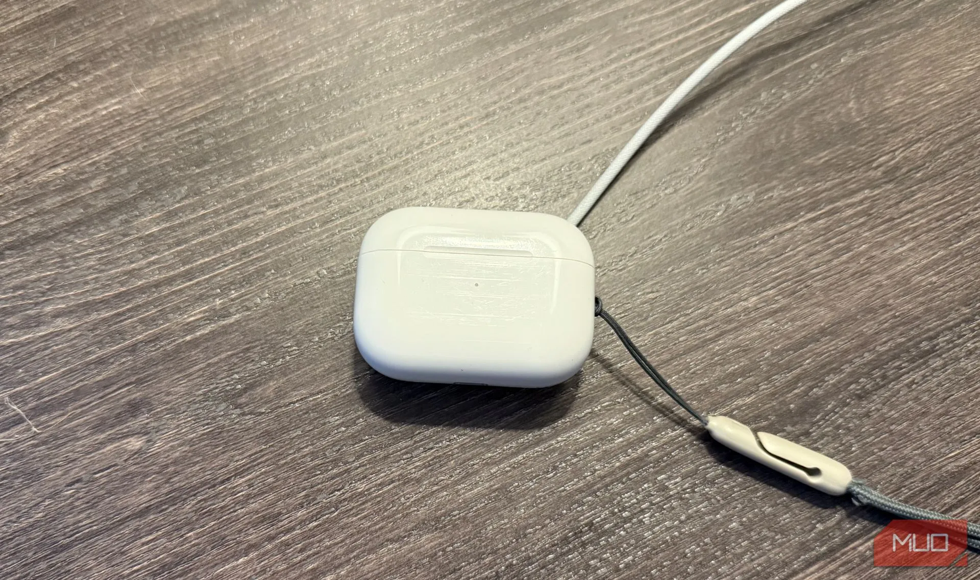 AirPods Pro 2 đang sạc bằng đế sạc Apple Watch, minh chứng cho khả năng sạc đa dạng và tiện lợi hơn so với Powerbeats Pro 2.
