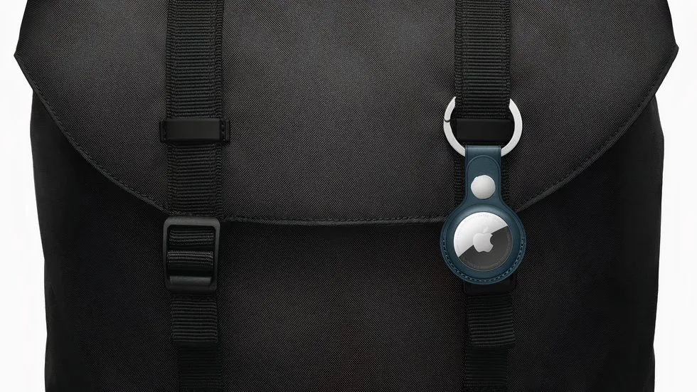 AirTag Apple gắn trên túi xách