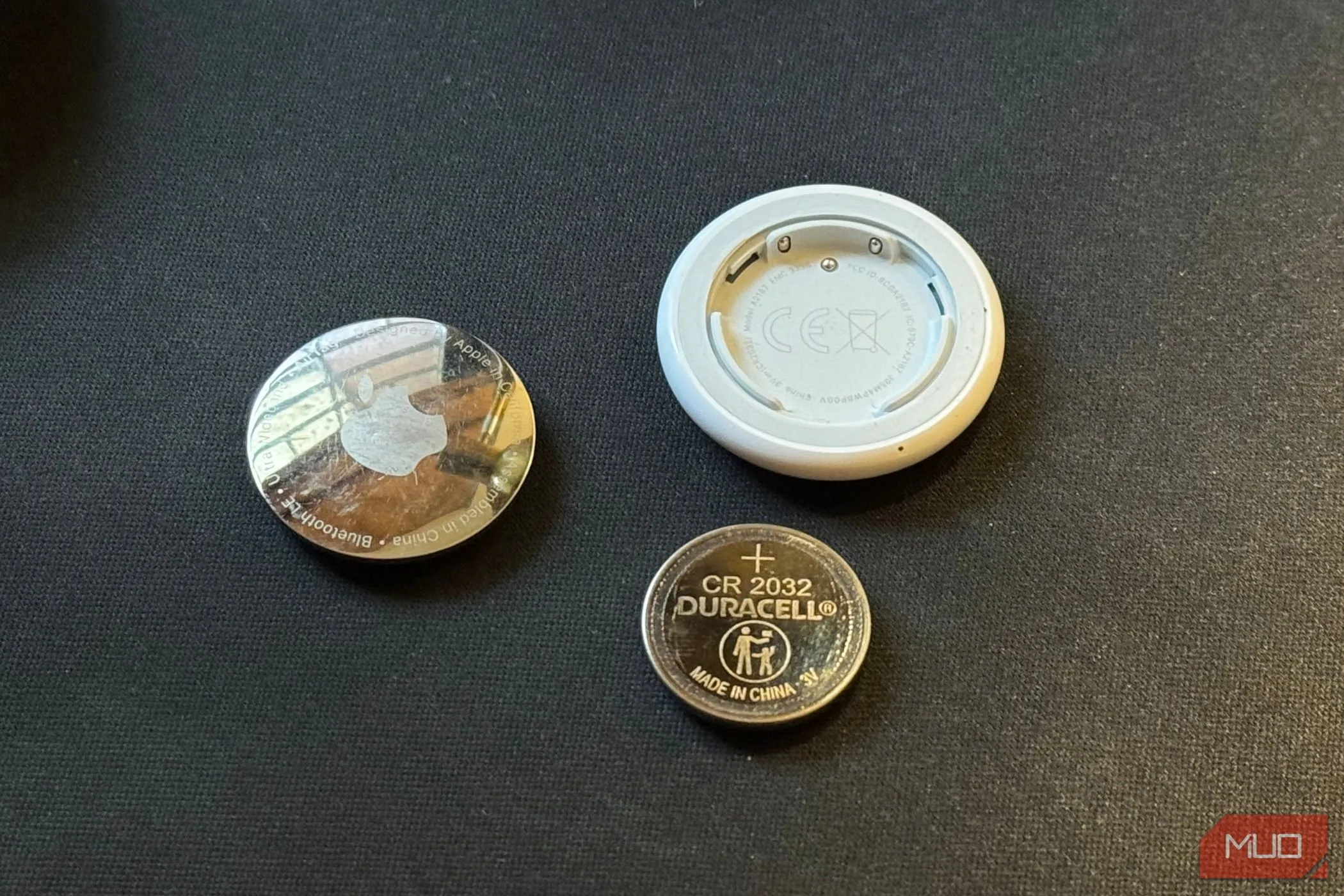 AirTag tháo rời cùng viên pin CR 2032
