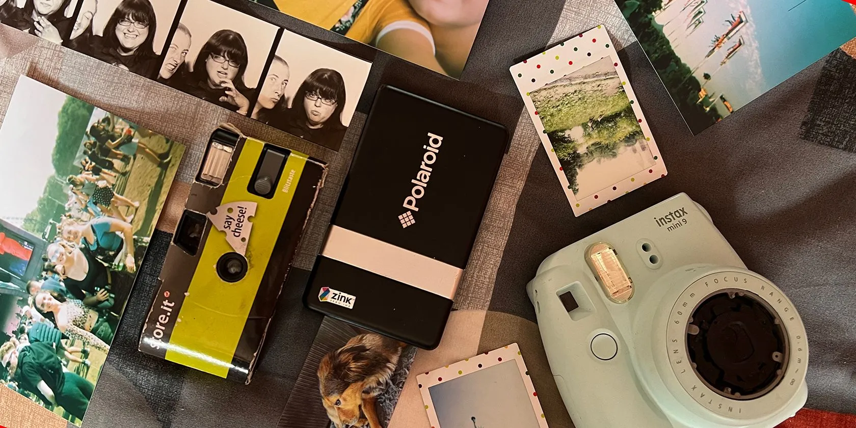 Ảnh chụp cận cảnh các thiết bị chụp ảnh film như Polaroid, Instax và ảnh giấy, minh họa kỷ niệm cần số hóa