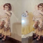Ảnh cô bé cầm búp bê trước và sau khi phục hồi bằng AI Picsart, cho thấy khuôn mặt mịn màng và búp bê rõ nét hơn.