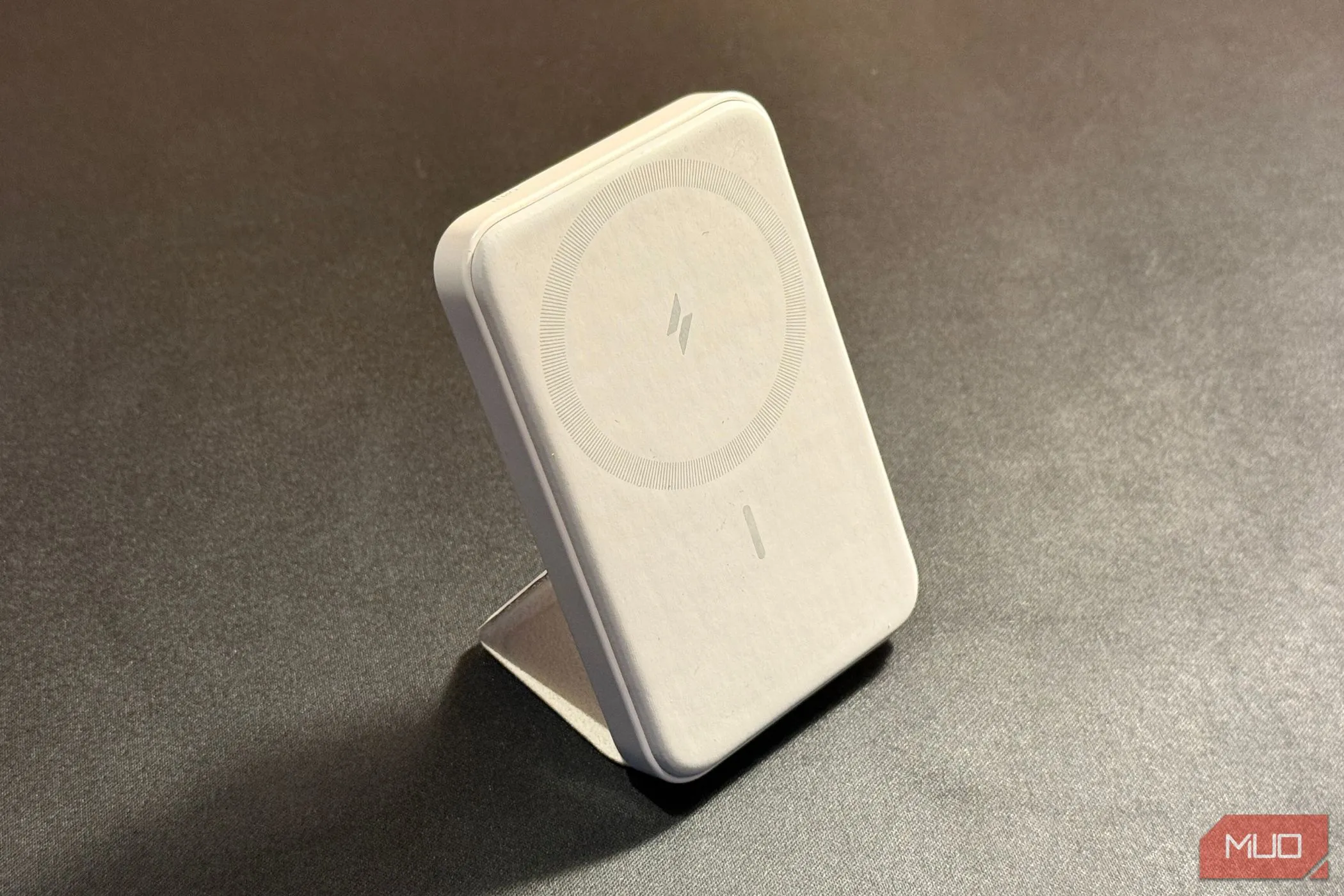 Anker MagGo 5000mAh MagSafe ở chế độ chân đế trên bàn, tăng tiện ích sử dụng