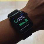 Apple Watch Series 10 hiển thị phần trăm pin và tình trạng pin trên màn hình.