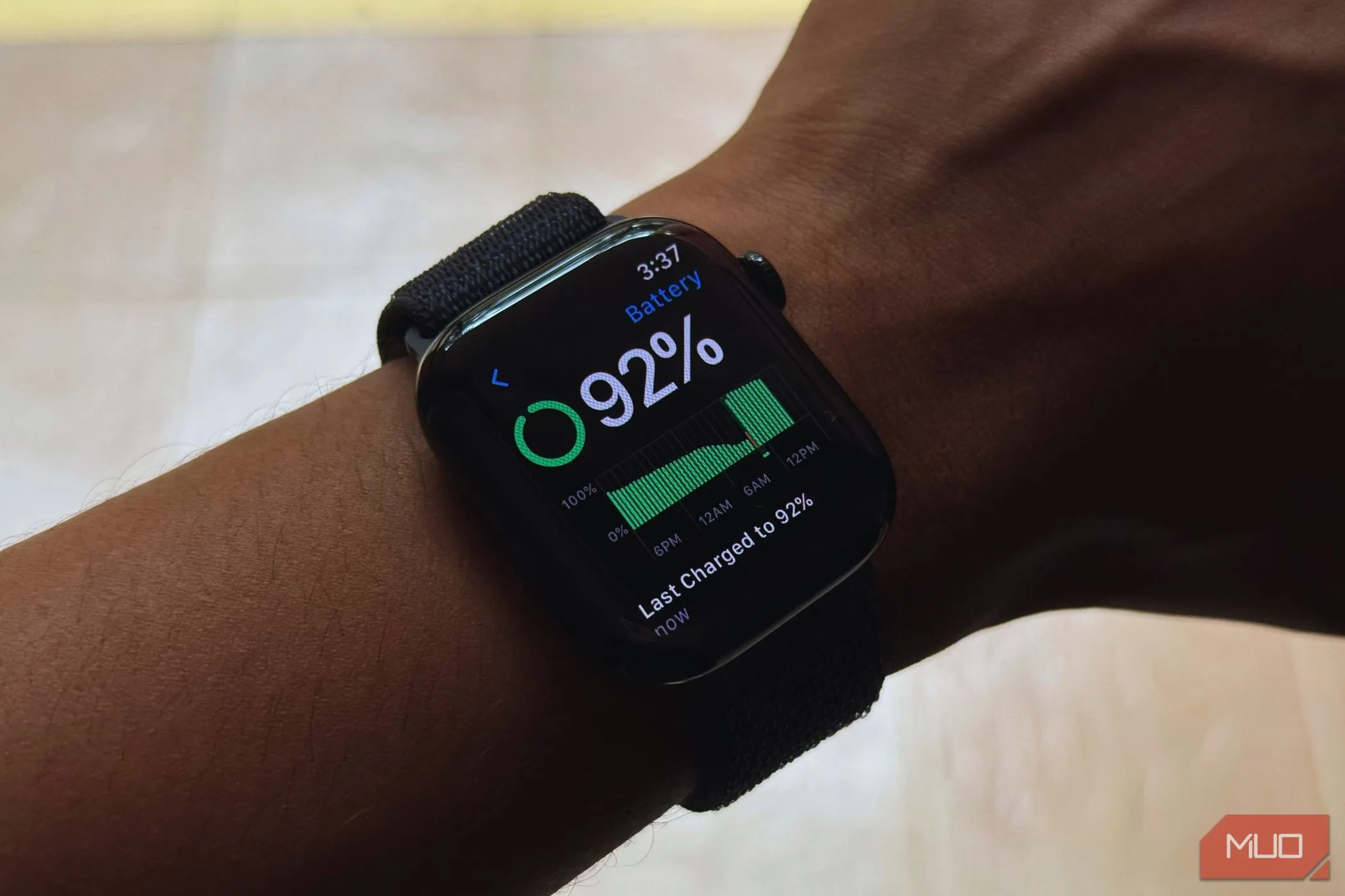 Apple Watch Series 10 hiển thị phần trăm pin và tình trạng pin trên màn hình.