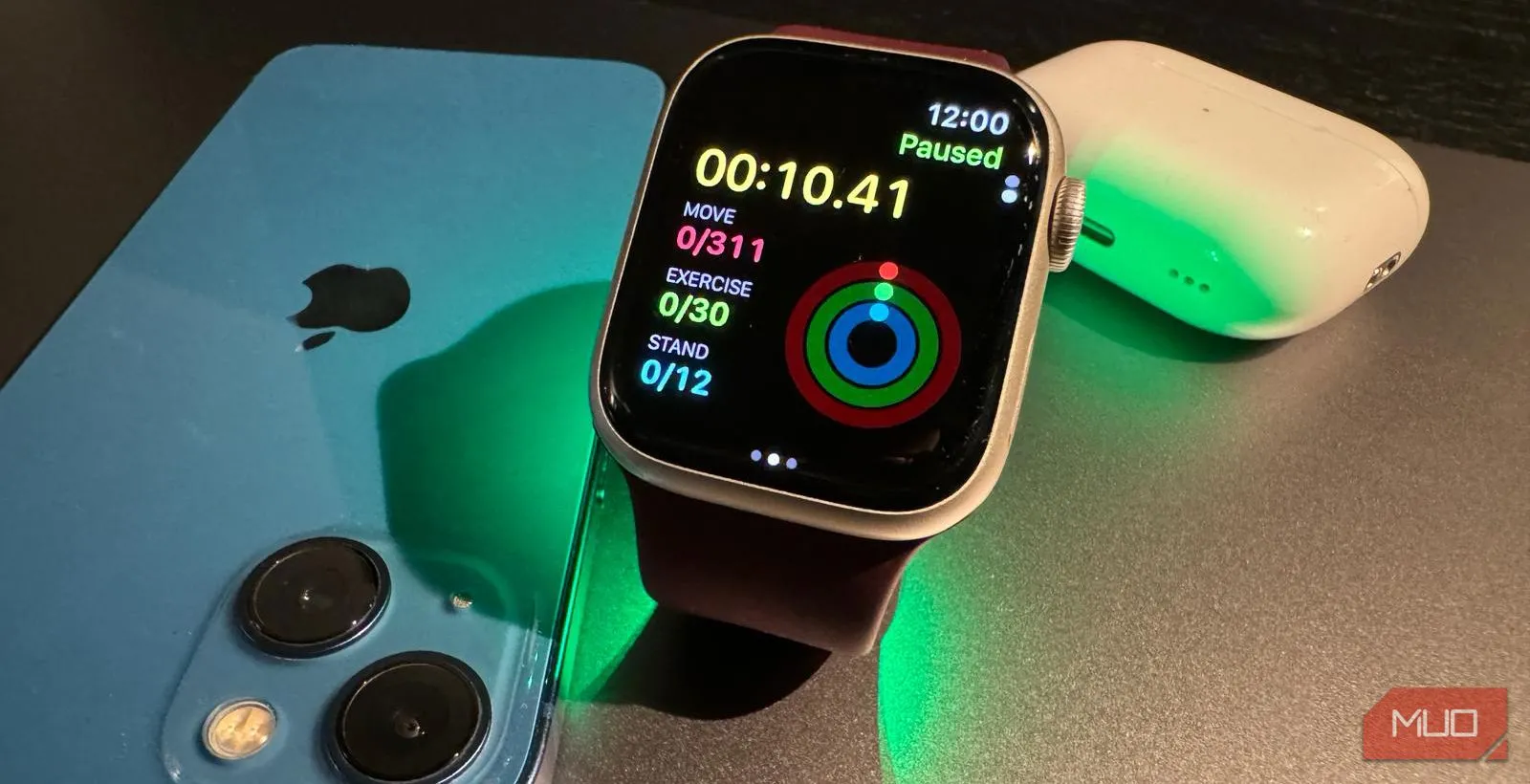 Apple Watch Series 9 đang hiển thị giao diện luyện tập, cùng với iPhone và AirPods Pro ở phía sau.