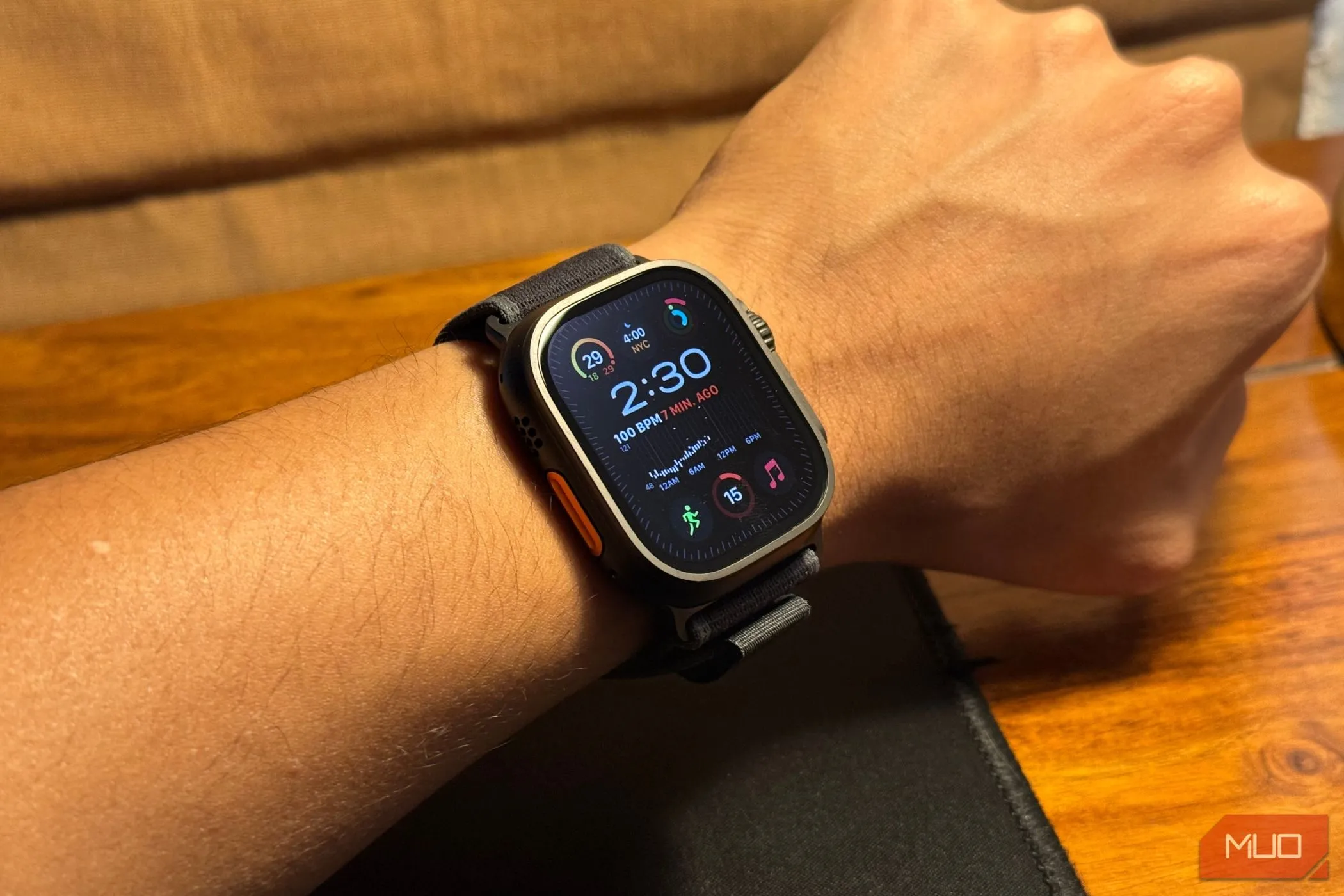 Apple Watch Ultra 2 Black Titanium trên cổ tay người dùng