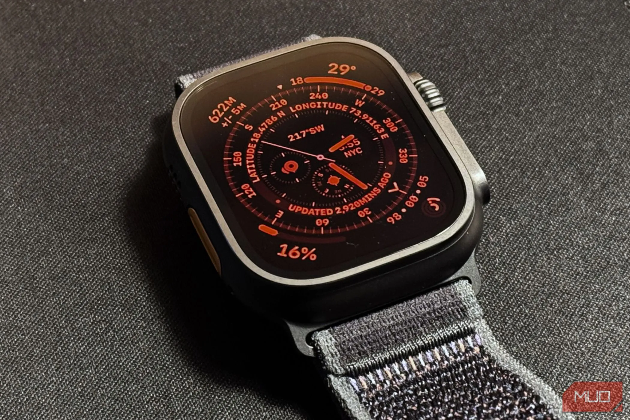 Apple Watch Ultra 2 với chế độ ban đêm chuyên dụng màu đỏ, bảo vệ mắt