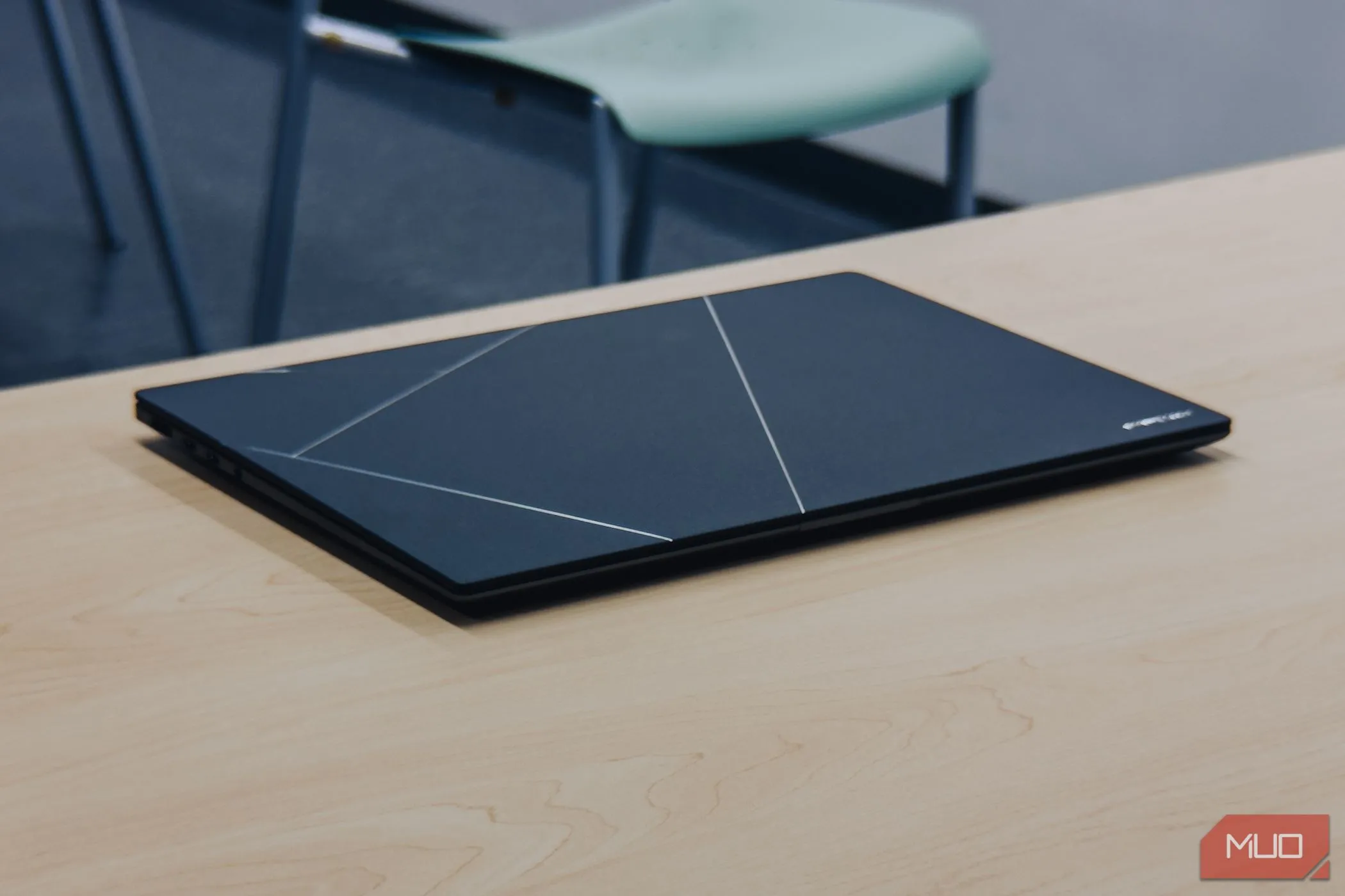 ASUS Zenbook S 16 OLED gập lại, thể hiện thiết kế mỏng gọn và cao cấp