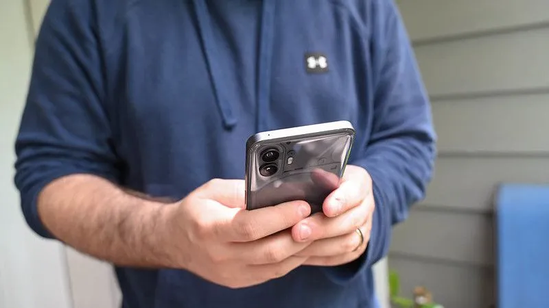 Ba chiếc điện thoại Samsung Galaxy Z Fold5 hiển thị các ứng dụng và bản đồ tìm kiếm Wi-Fi miễn phí.