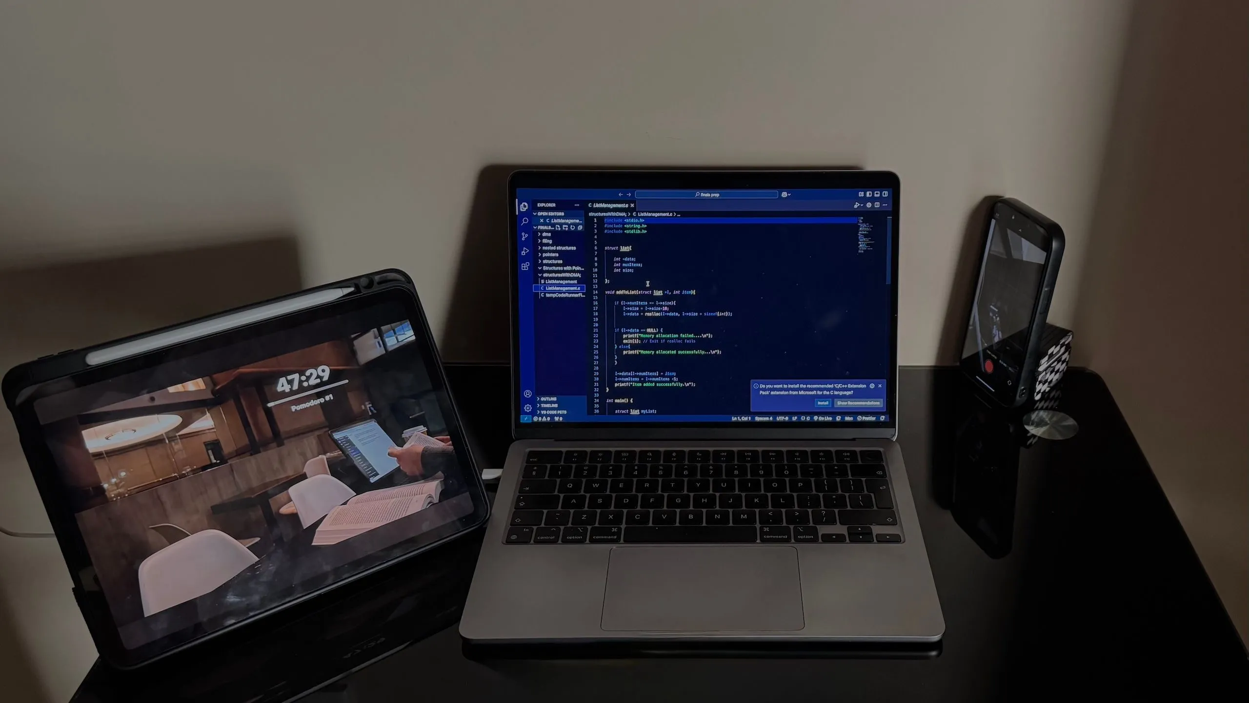 Bàn làm việc với iPad, iPhone và MacBook