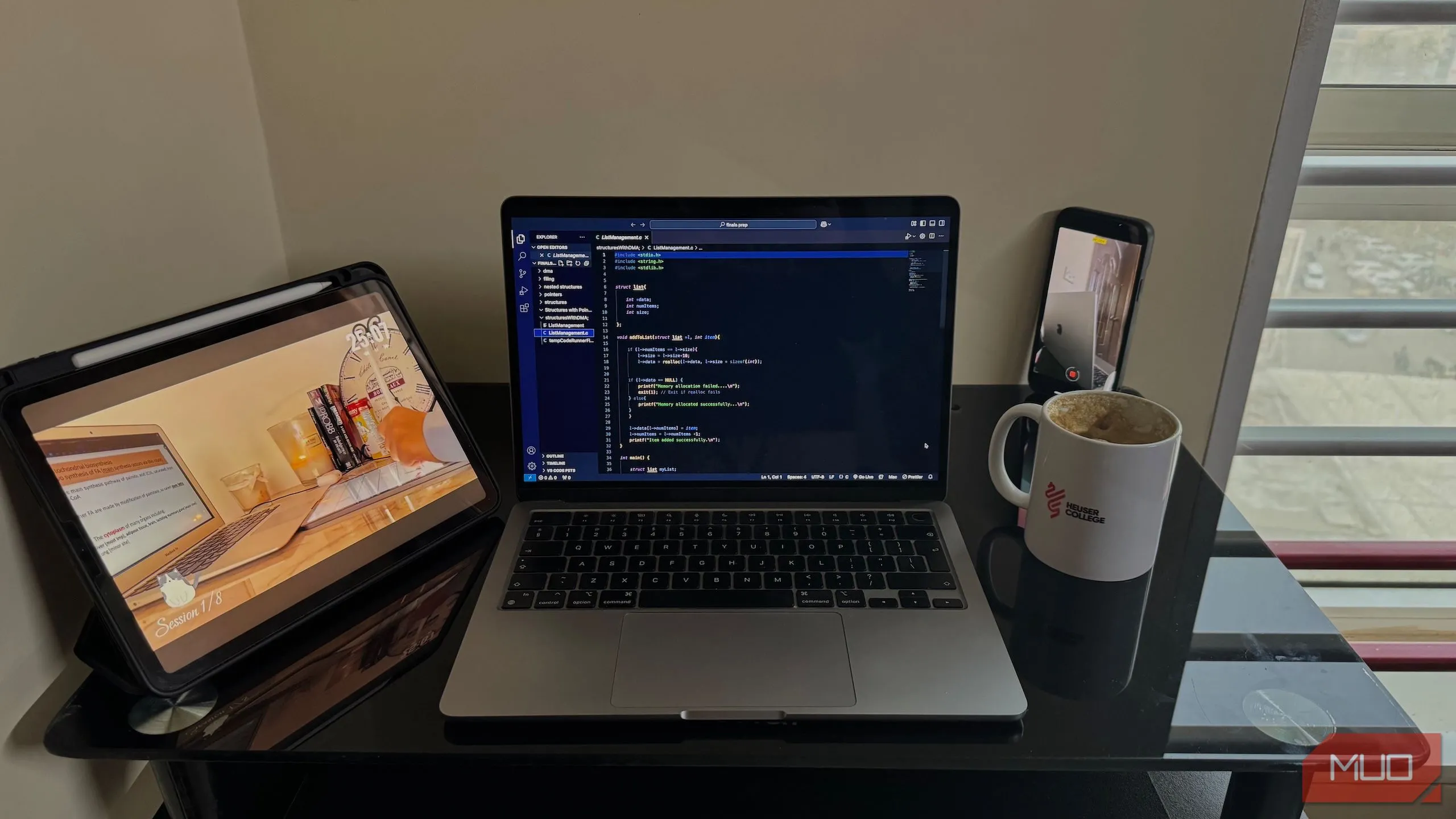 Bàn làm việc với máy tính MacBook, iPad và điện thoại thông minh