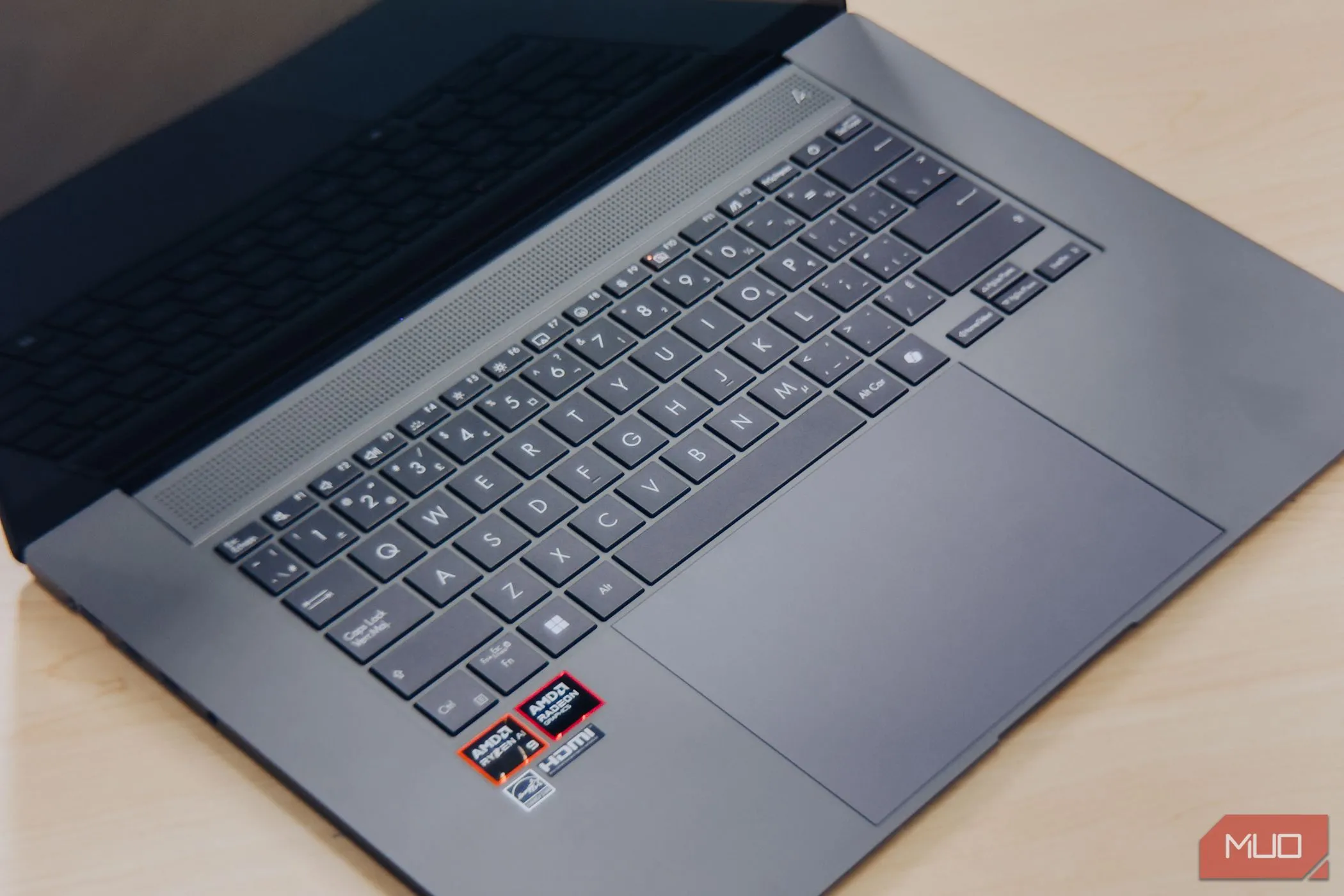 Bàn phím ASUS Zenbook S 16 với bố cục trực quan và khu vực phím số