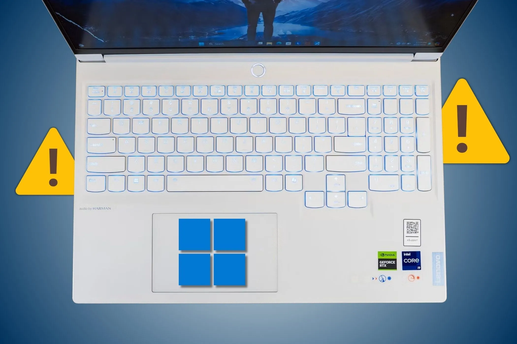 Bàn phím có đèn nền của laptop Lenovo Legion cùng biểu tượng Windows, tượng trưng cho quá trình tối ưu hệ thống