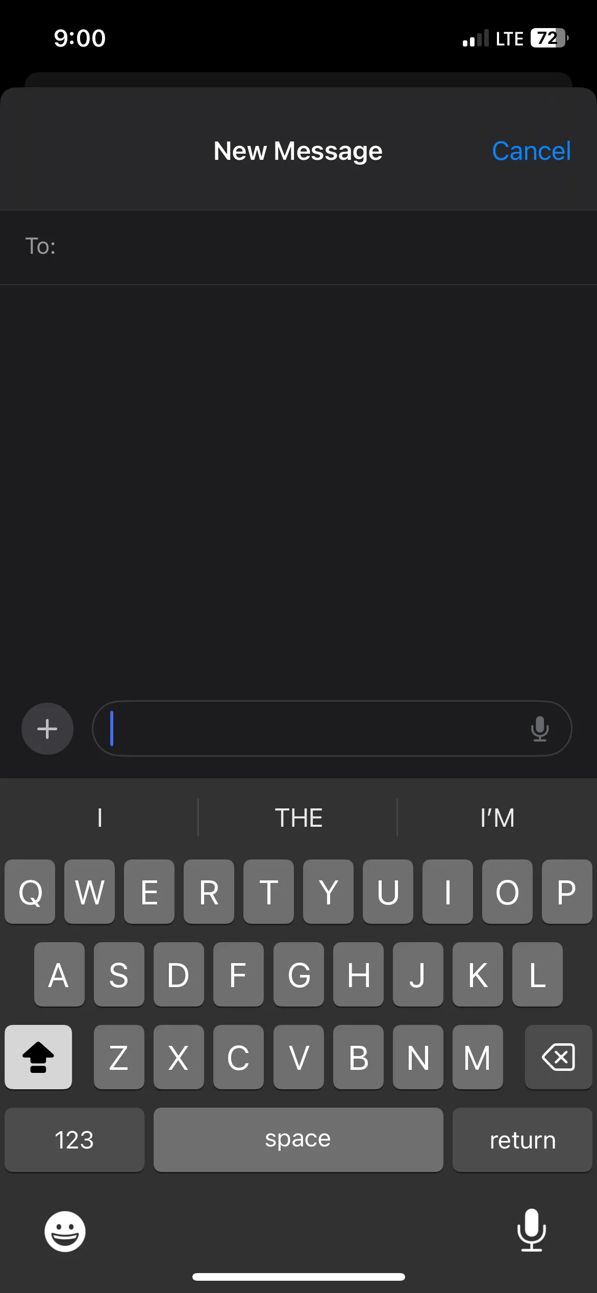 Bàn phím iPhone với phím Shift đã được kích hoạt chế độ Caps Lock, sẵn sàng gõ chữ hoa trong Tin nhắn.