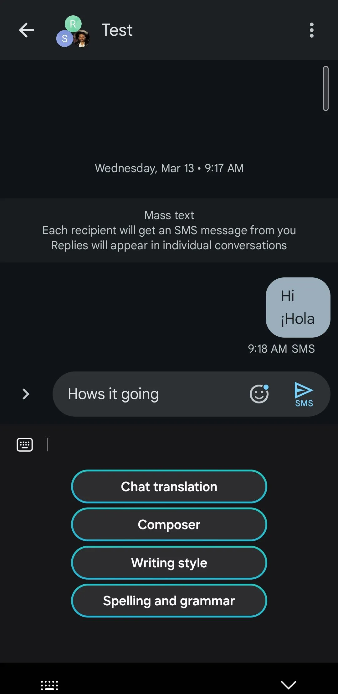 Bàn phím Samsung với tính năng Chat Assist của Galaxy AI hiển thị khả năng sửa lỗi ngữ pháp và diễn đạt lại văn bản