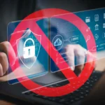 Bàn tay đang gõ laptop với biểu tượng cấm trên các icon bảo mật, minh họa rủi ro bảo mật mật khẩu kém.