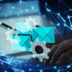 Bàn tay gõ laptop minh họa ứng dụng AI trong tự động hóa văn bản, từ email công việc đến sáng tạo nội dung.
