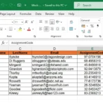 Bảng dữ liệu Excel mẫu chuẩn bị cho Mail Merge với các cột tên, email và thông tin liên hệ.