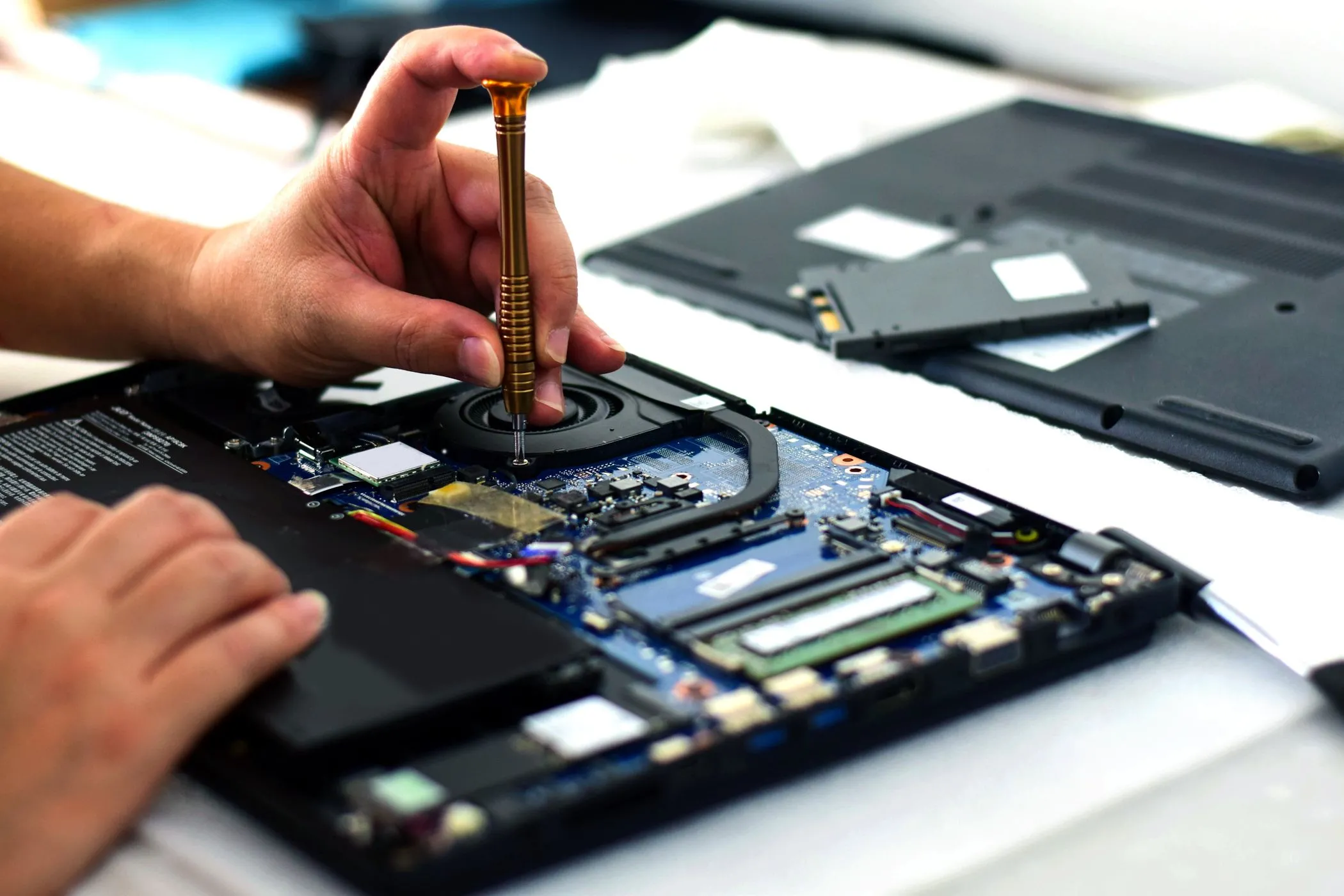 bảo trì laptop với tua vít giúp định dạng và sửa chữa ổ cứng