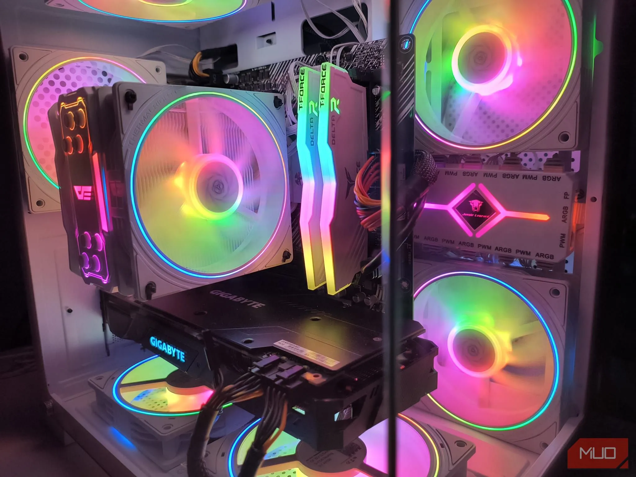 Bên trong máy tính PC với quạt tản nhiệt