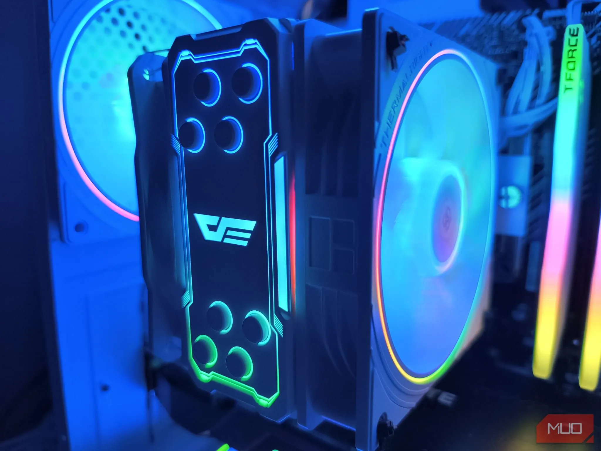 Bên trong máy tính PC với tản nhiệt CPU