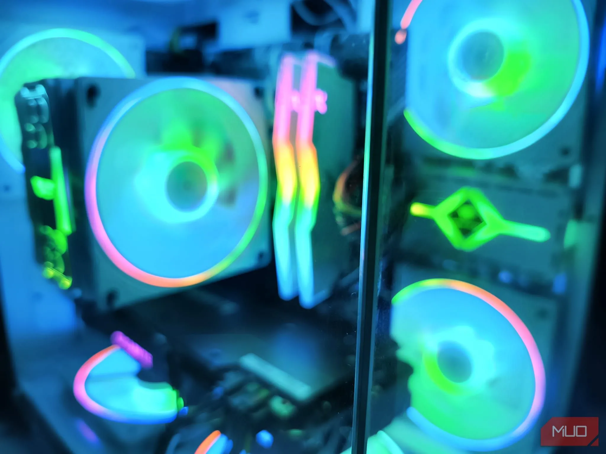 Bên trong máy tính PC với vỏ kính