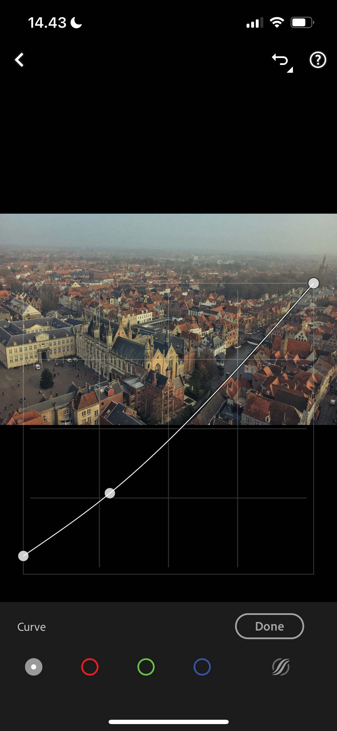 Biểu đồ đường cong tông màu (Tone Curve) trong Lightroom, minh họa độ phức tạp khi chỉnh sửa chi tiết ảnh