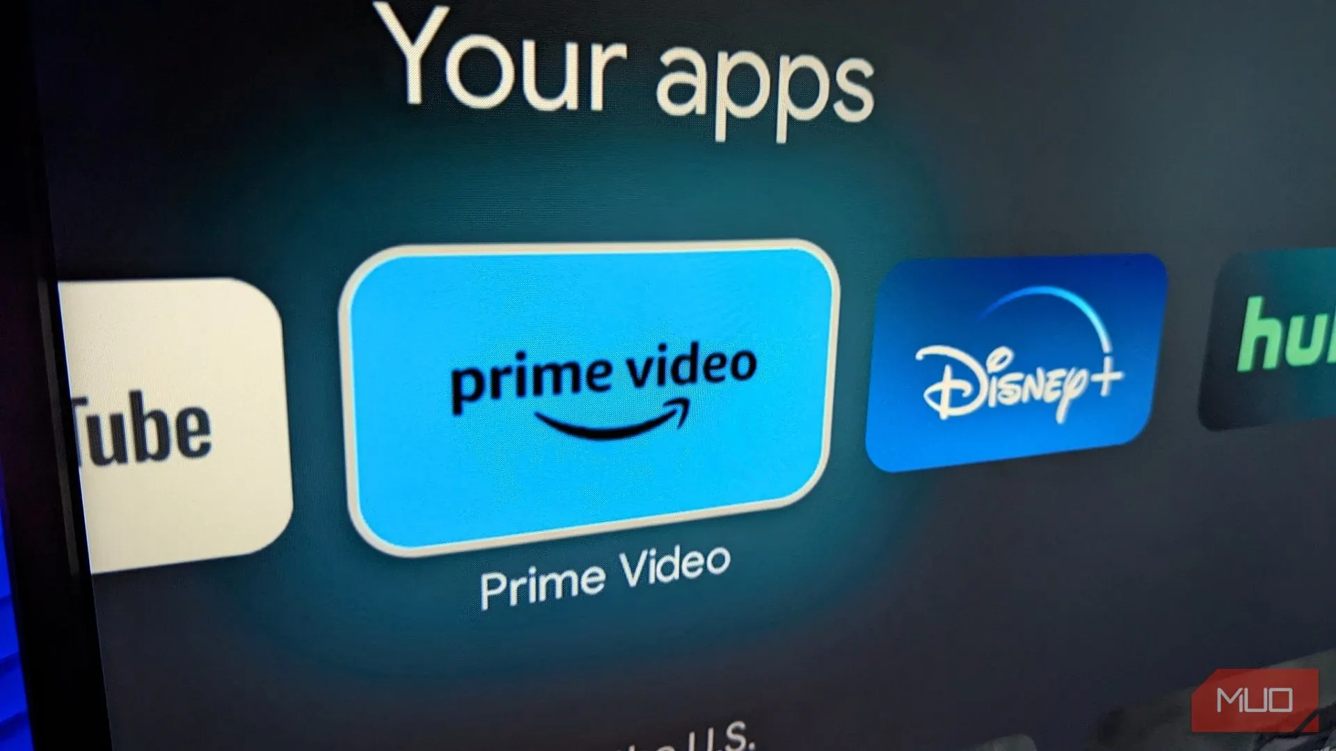 Biểu tượng Amazon Prime Video trên TV thông minh, đại diện cho các dịch vụ streaming có quảng cáo