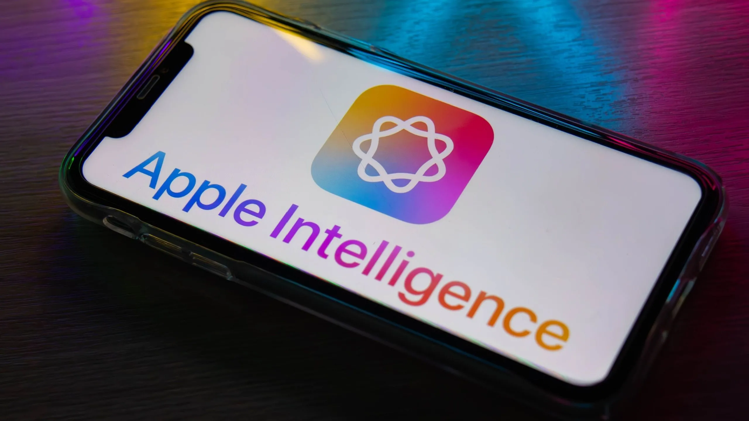 Biểu tượng Apple Intelligence và văn bản trên màn hình iPhone, minh họa tính năng trí tuệ nhân tạo mới của iOS 18.4