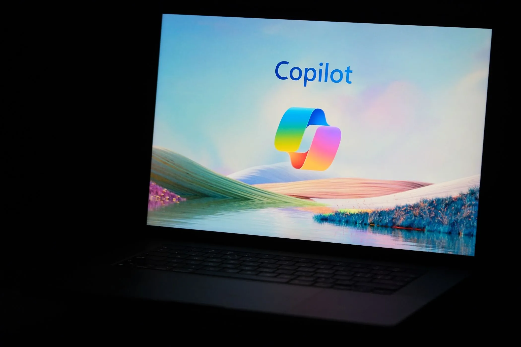 Biểu tượng Copilot của Microsoft trên màn hình laptop Windows, minh họa cho các tính năng AI hiện tại.