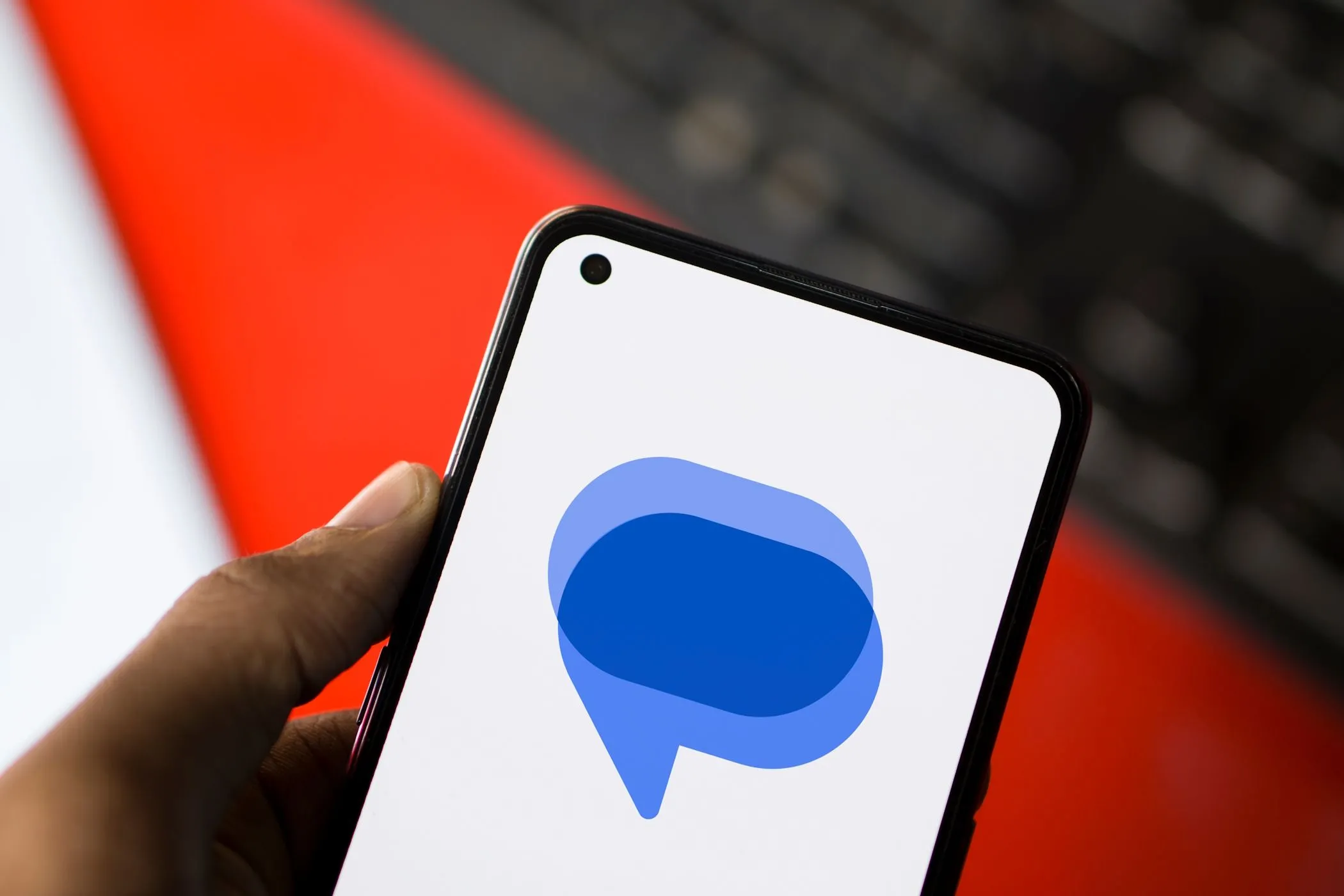 Biểu tượng Google Messages trên màn hình điện thoại Android với bàn phím ảo hiển thị