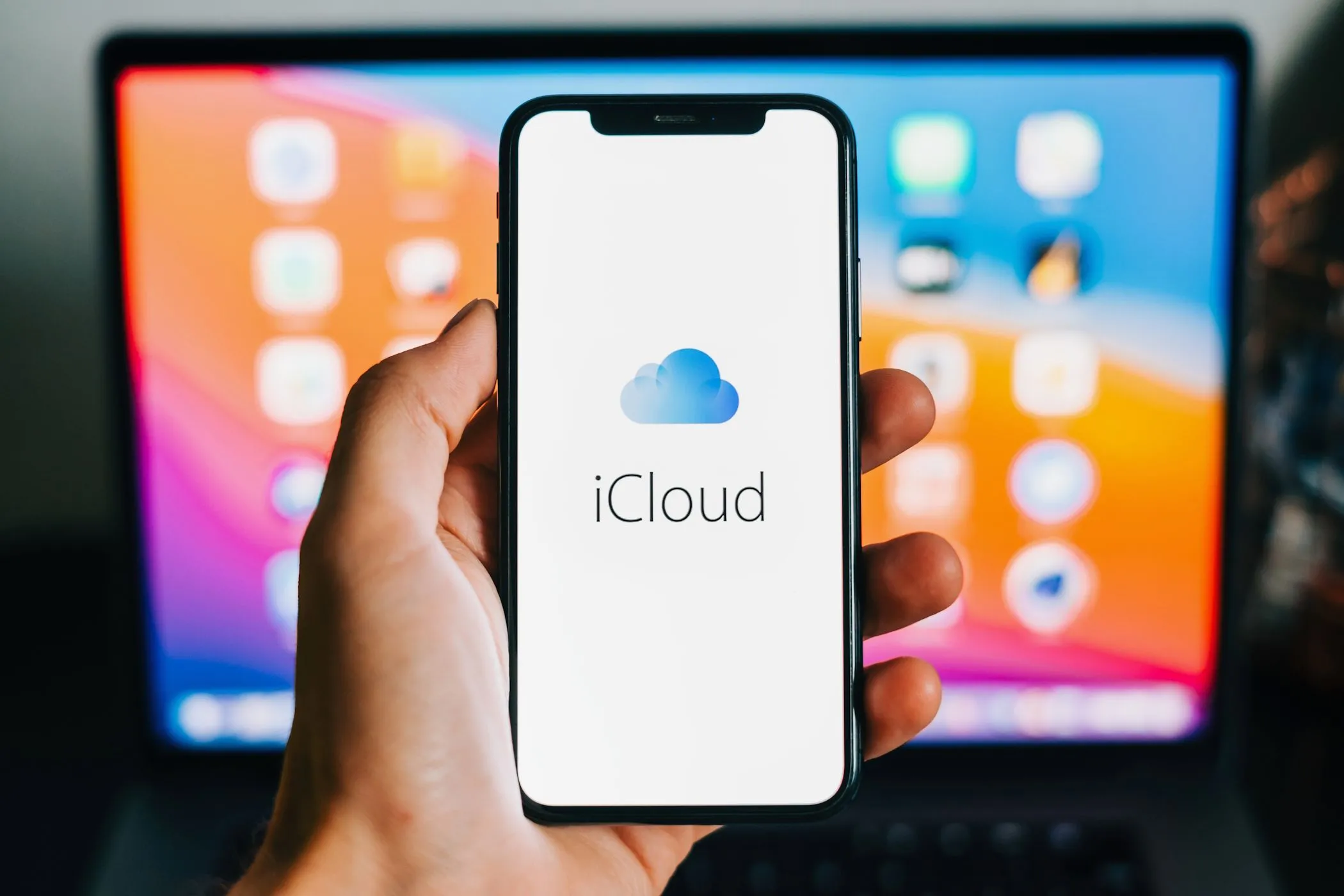 Biểu tượng iCloud hiển thị trên màn hình iPhone, minh họa sự liên kết với các dịch vụ Apple