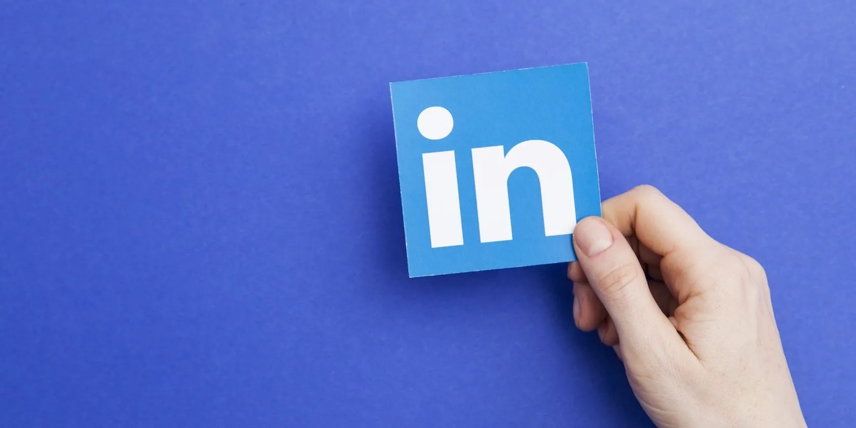 Biểu tượng LinkedIn &quot;in&quot; được cầm trên tay, thể hiện sự kết nối chuyên nghiệp