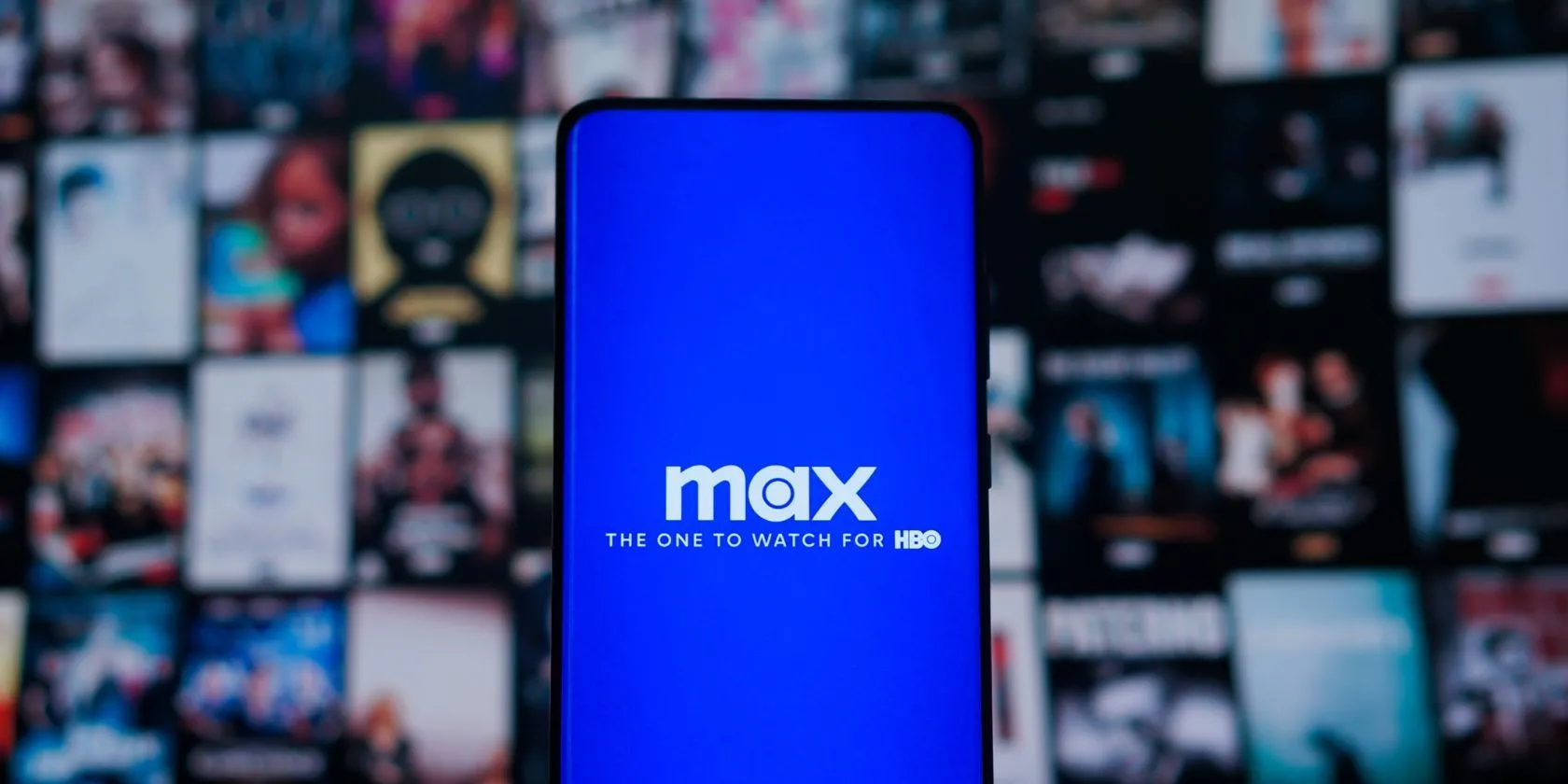 Biểu tượng Max trên điện thoại và TV, minh họa trải nghiệm xem nội dung thể thao và giải trí trên dịch vụ Max