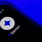 Biểu tượng ứng dụng Gemini AI trên màn hình điện thoại thông minh Android, đại diện cho kỷ nguyên trợ lý ảo phổ quát của Google