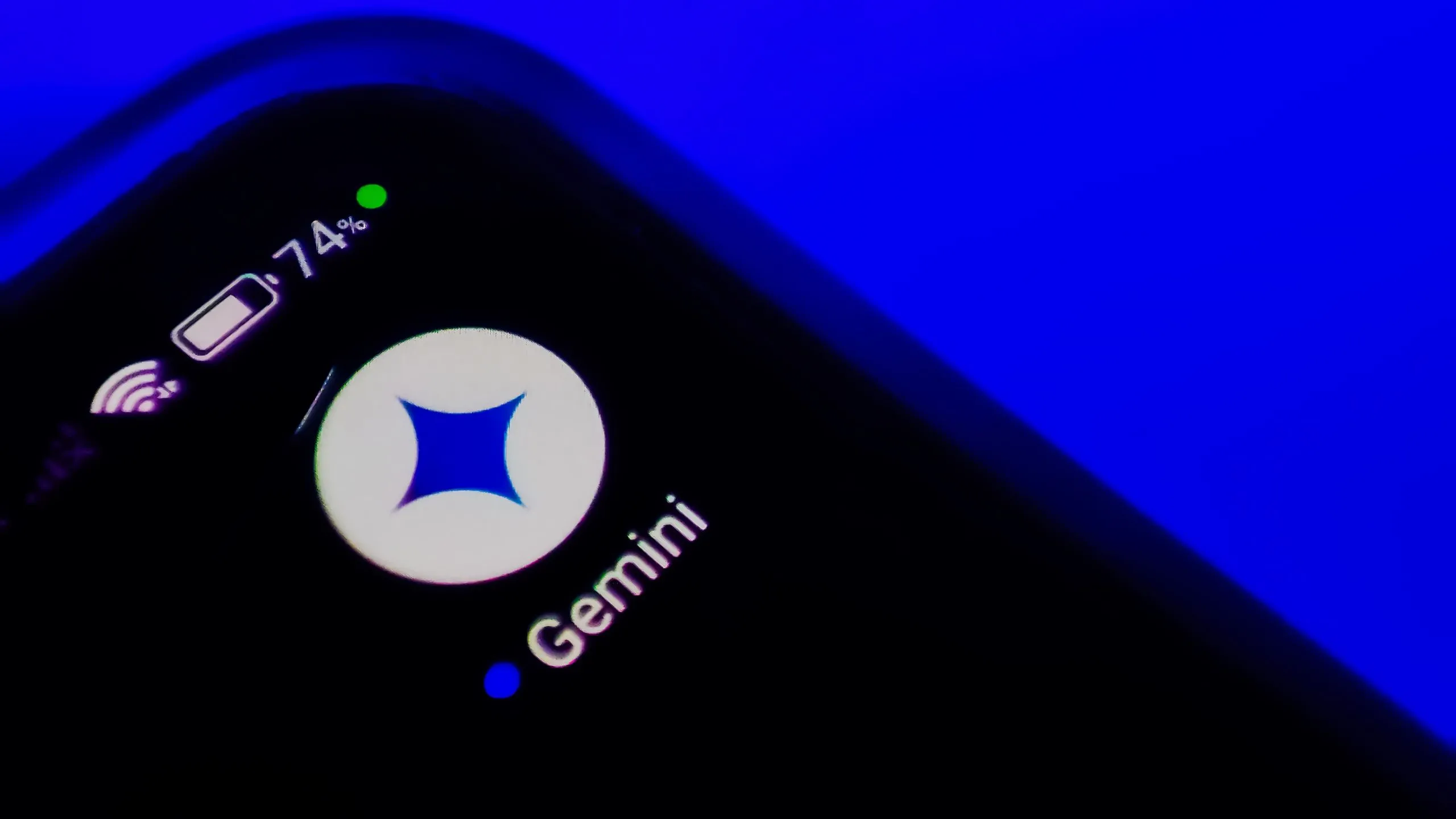 Biểu tượng ứng dụng Gemini AI trên màn hình điện thoại thông minh Android, đại diện cho kỷ nguyên trợ lý ảo phổ quát của Google