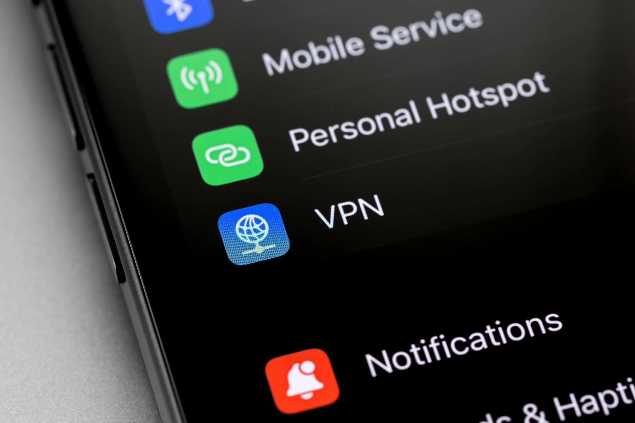 Biểu tượng ứng dụng VPN trên màn hình điện thoại thông minh, tượng trưng cho việc mã hóa dữ liệu di động