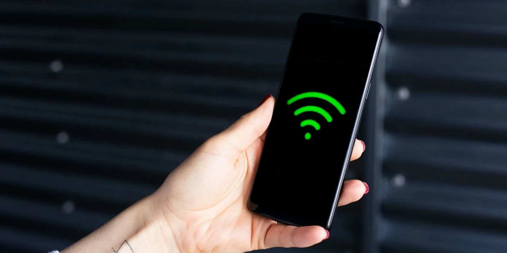 Biểu tượng Wi-Fi trên màn hình điện thoại, minh họa việc quản lý kết nối hotspot để tối ưu tốc độ.