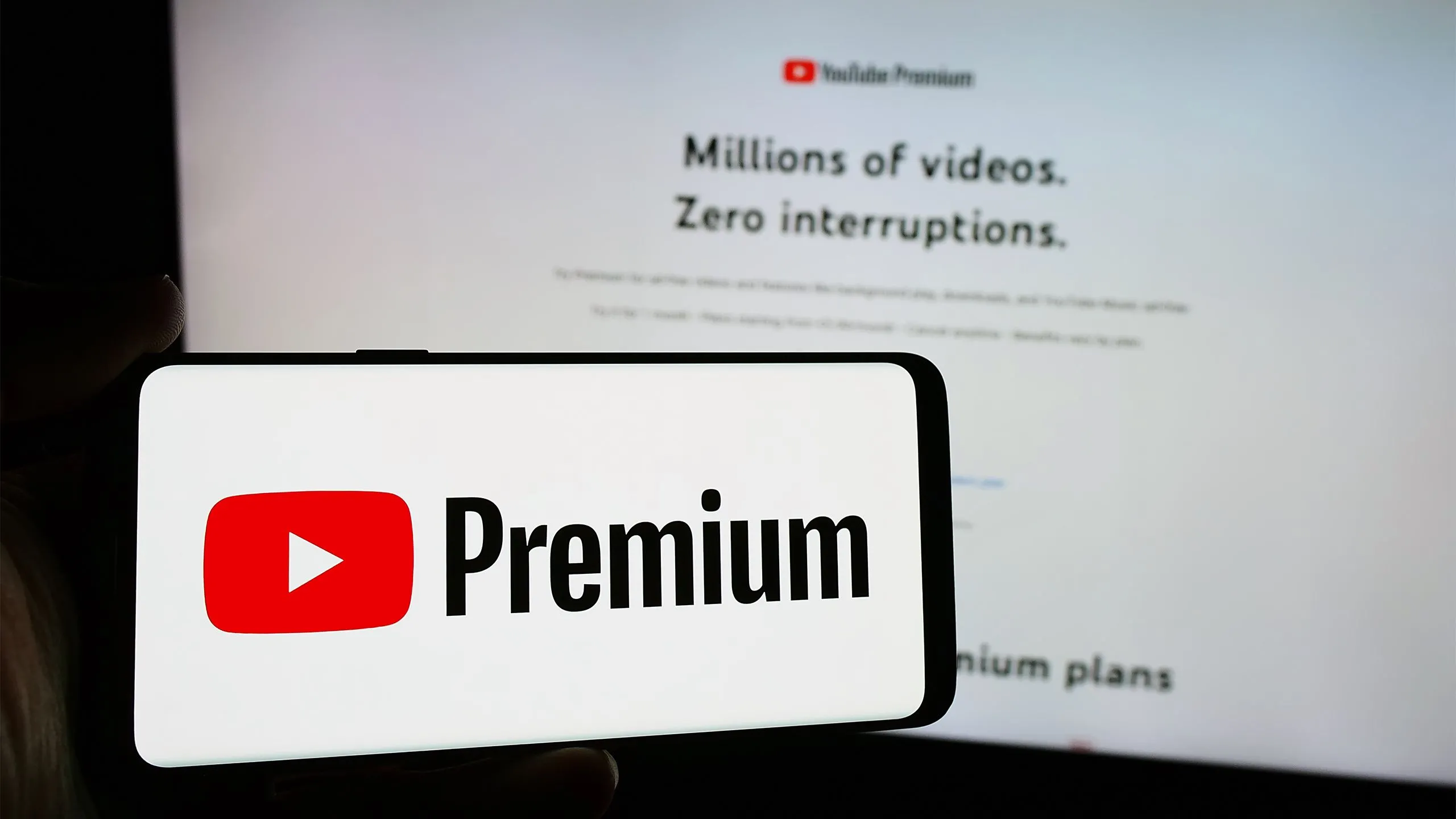 Biểu tượng YouTube Premium hiển thị trên màn hình điện thoại thông minh