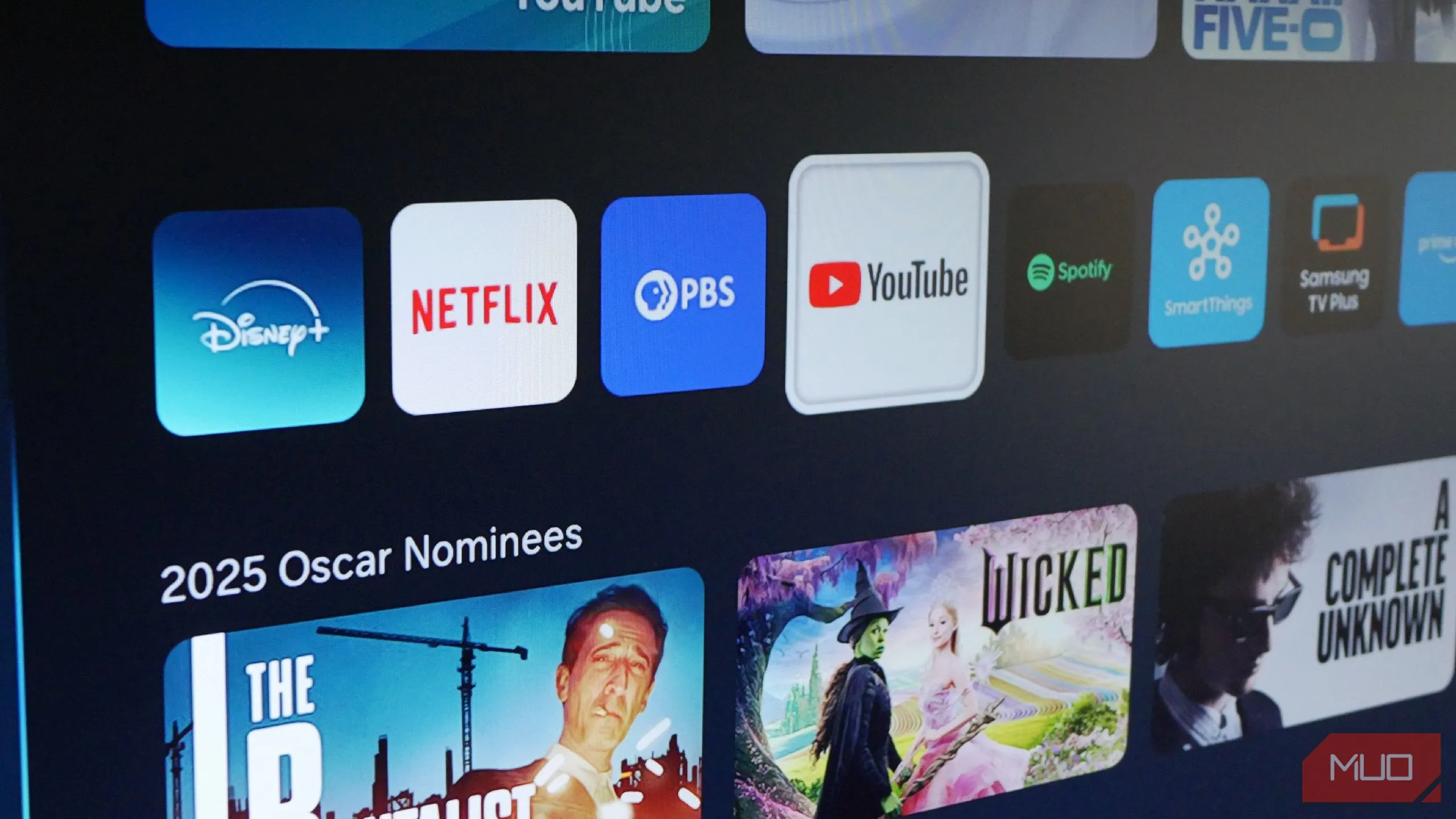 Biểu tượng YouTube trên TV Samsung minh họa tính năng làm mờ nội dung nhạy cảm