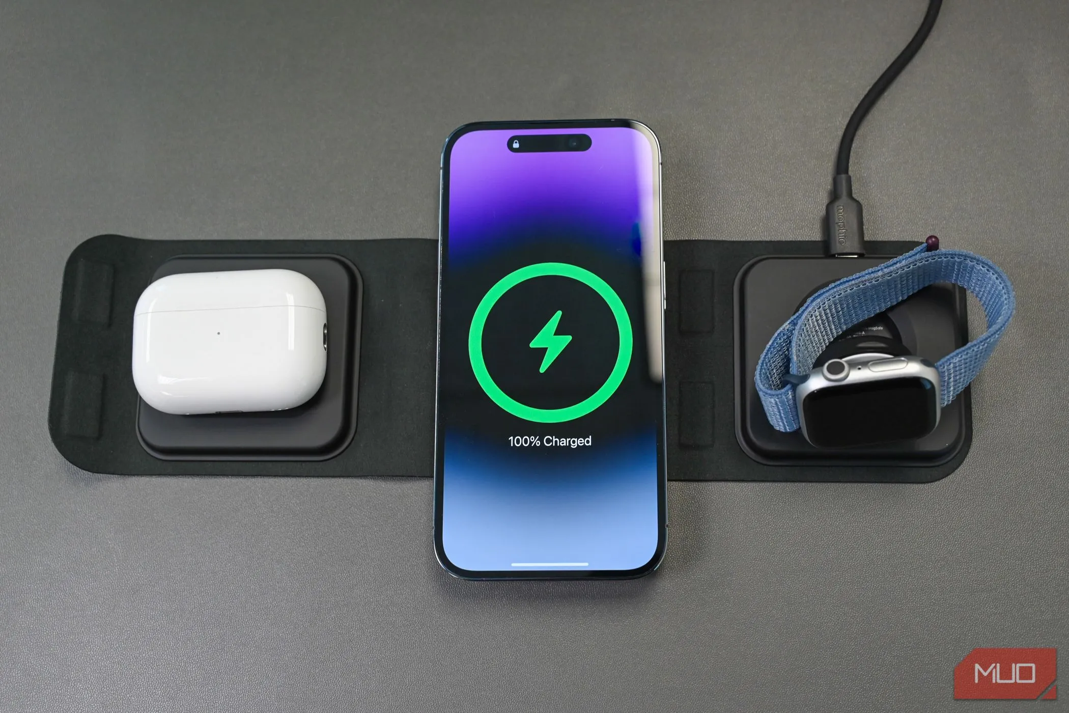 Bộ sạc du lịch Mophie 3-trong-1, minh họa khả năng sạc nhiều thiết bị tiện lợi ngay cả khi để qua đêm nhờ tính năng sạc thông minh