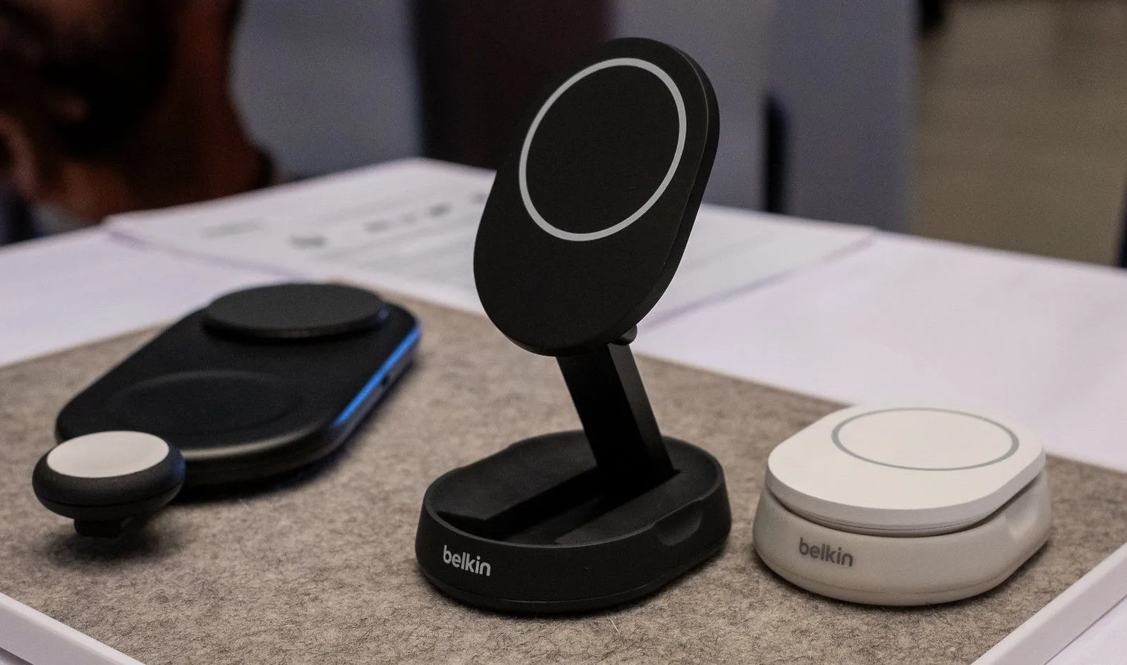 Bộ sạc không dây Qi2 của Belkin trưng bày tại IFA 2023, minh họa khả năng căn chỉnh từ tính và sạc nhanh 15W của công nghệ Qi2.