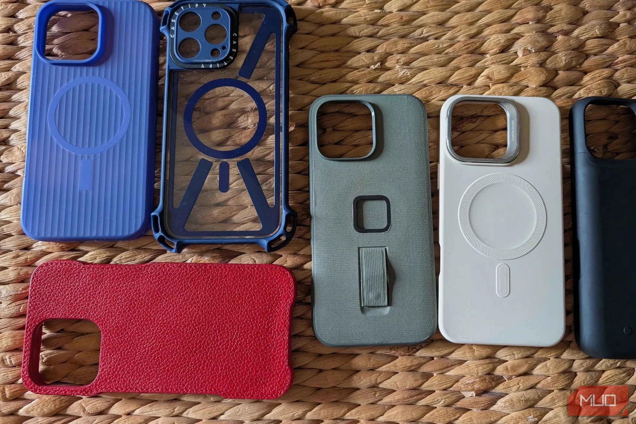Bộ sưu tập nhiều chiếc ốp lưng iPhone đủ màu sắc, tượng trưng cho việc luân phiên sử dụng để bảo quản ốp lưng trong suốt