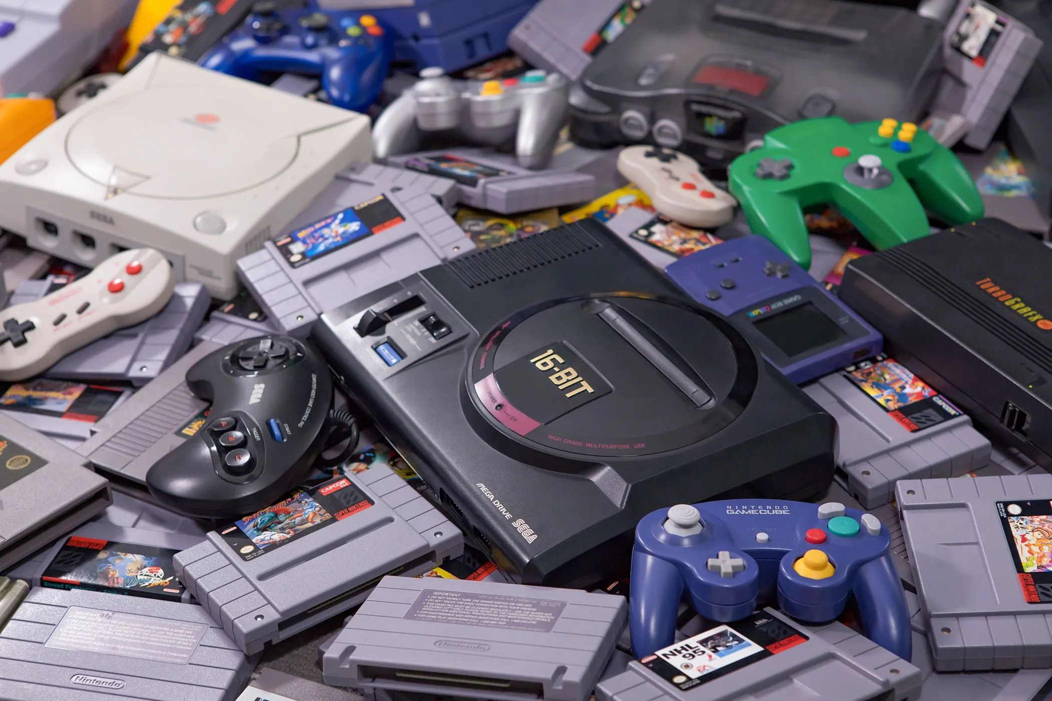 Bộ sưu tập tay cầm chơi game và băng game console cổ điển, minh họa sự cải tiến của tay cầm bên thứ ba so với hàng chính hãng